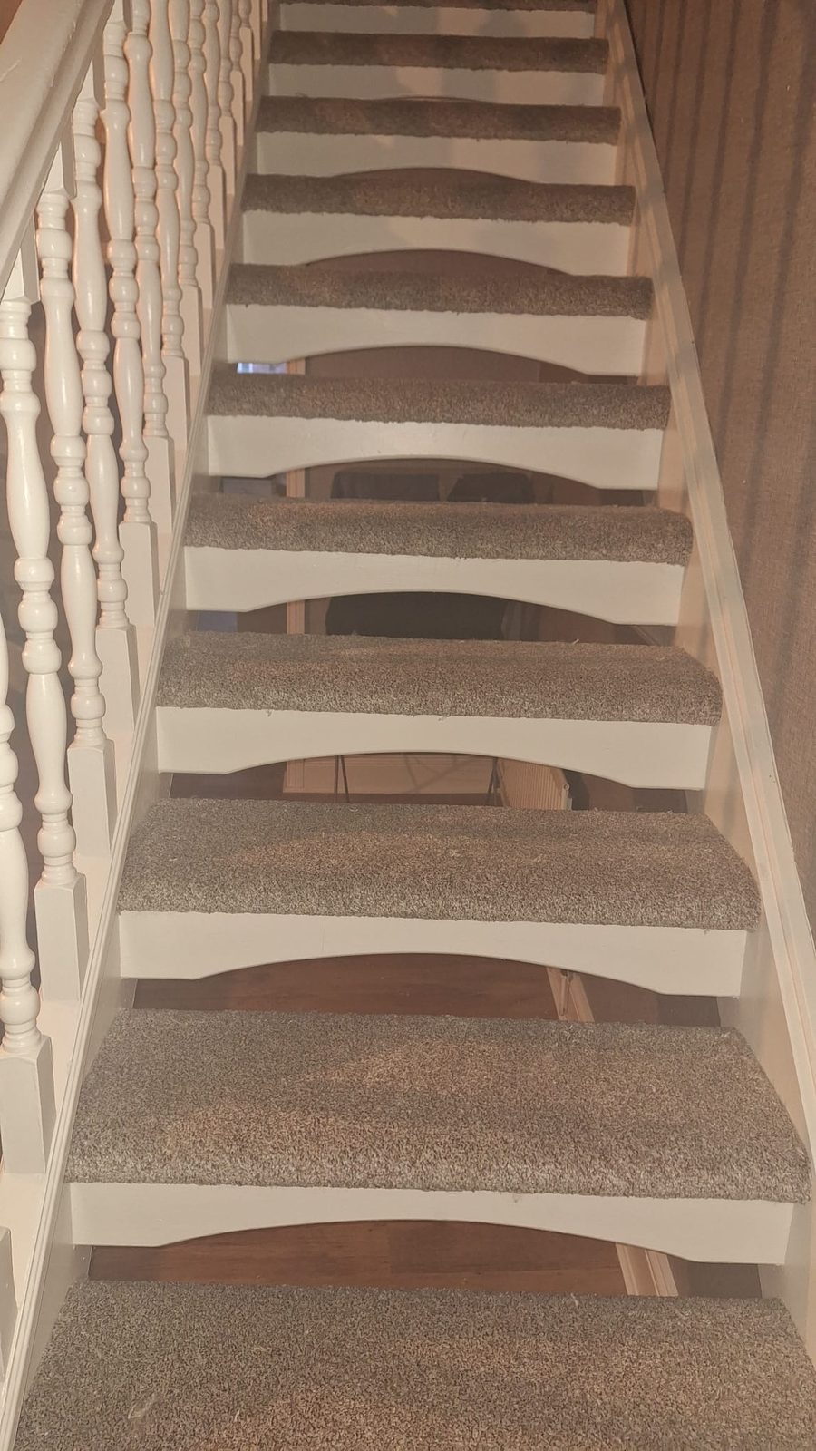Light carpet fitted on an open staircase