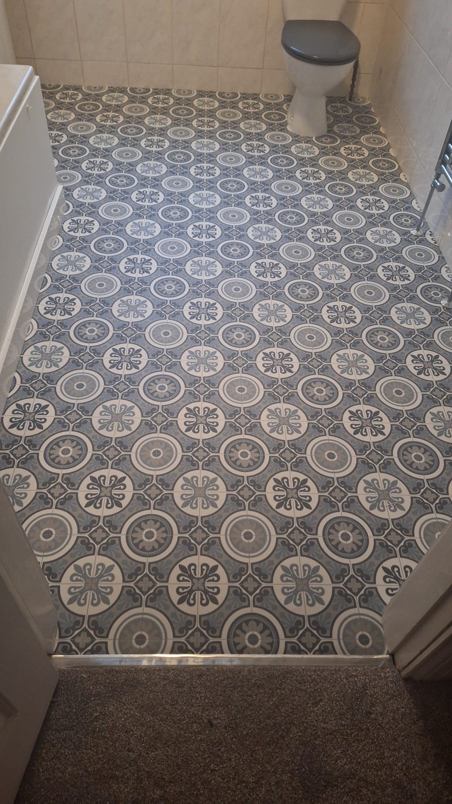 Patterned tile-effect vinyl fitted in a bathroom